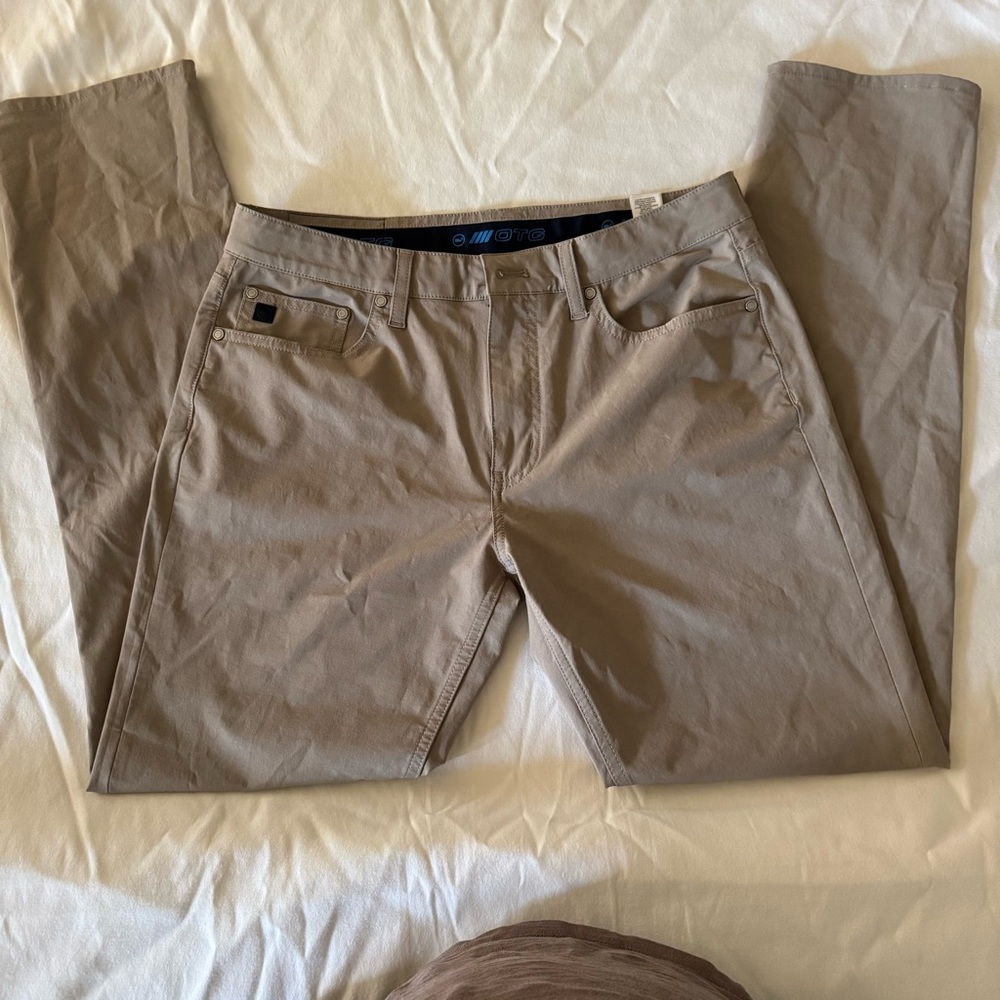 Vineyard Vines On The Go khaki pants, size 31x32